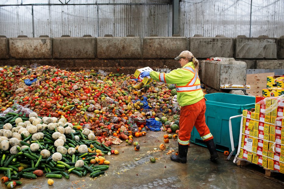 Fotografija: Vsako leto zavržemo ogromne količine še užitne hrane. FOTO: Reuters