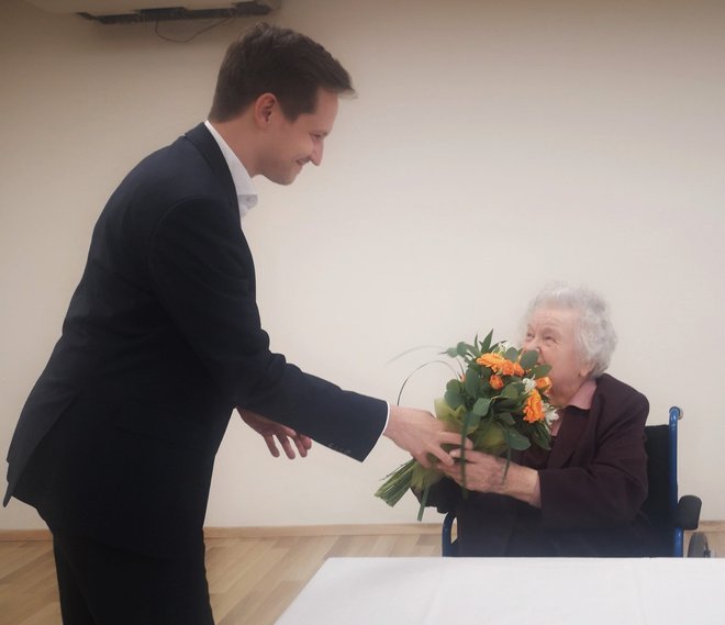 Slavljenka je bila vesela številnih čestitk, zlasti se je razveselila župana Matije Kovača, ki ji je podaril šopek rož. FOTO: Mojca Marot
