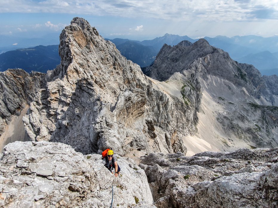 Fotografija: V Sloveniji poznamo predvsem alpinistične plezalne smeri. FOTO: Luka Stražar